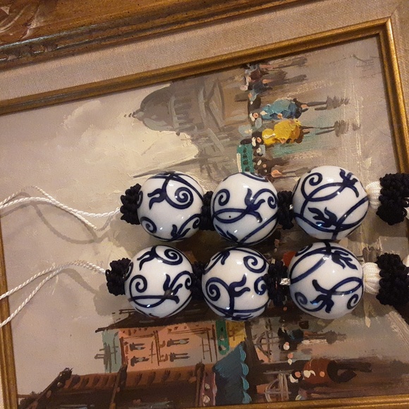 2 Blue & White Ceramic Hanging Scroll Weights - Picture 2 of 3